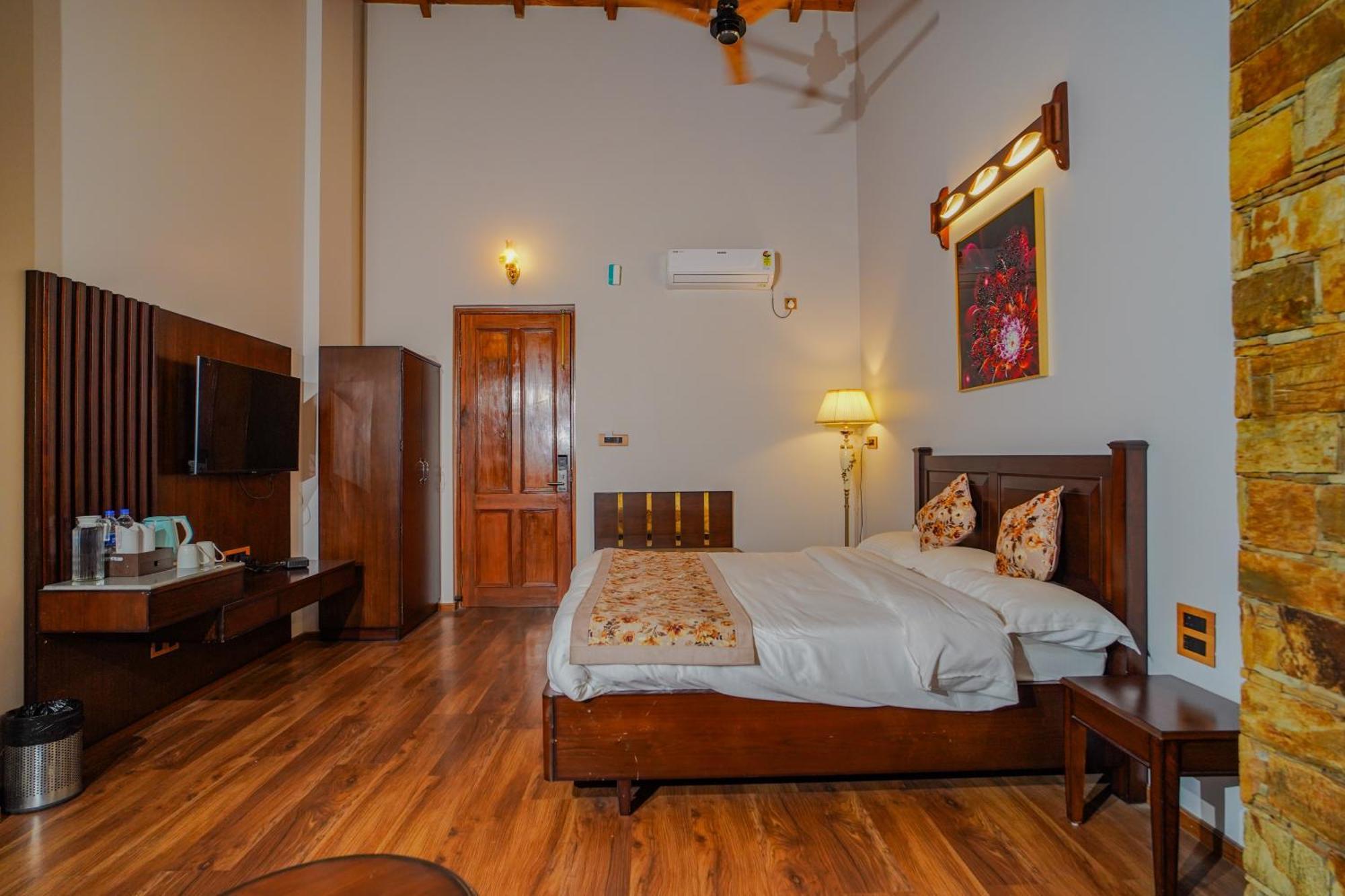 Neelesh Inn- A Luxury Lake View Hotel- 20 Kms From Nainital Bhīm Tāl المظهر الخارجي الصورة