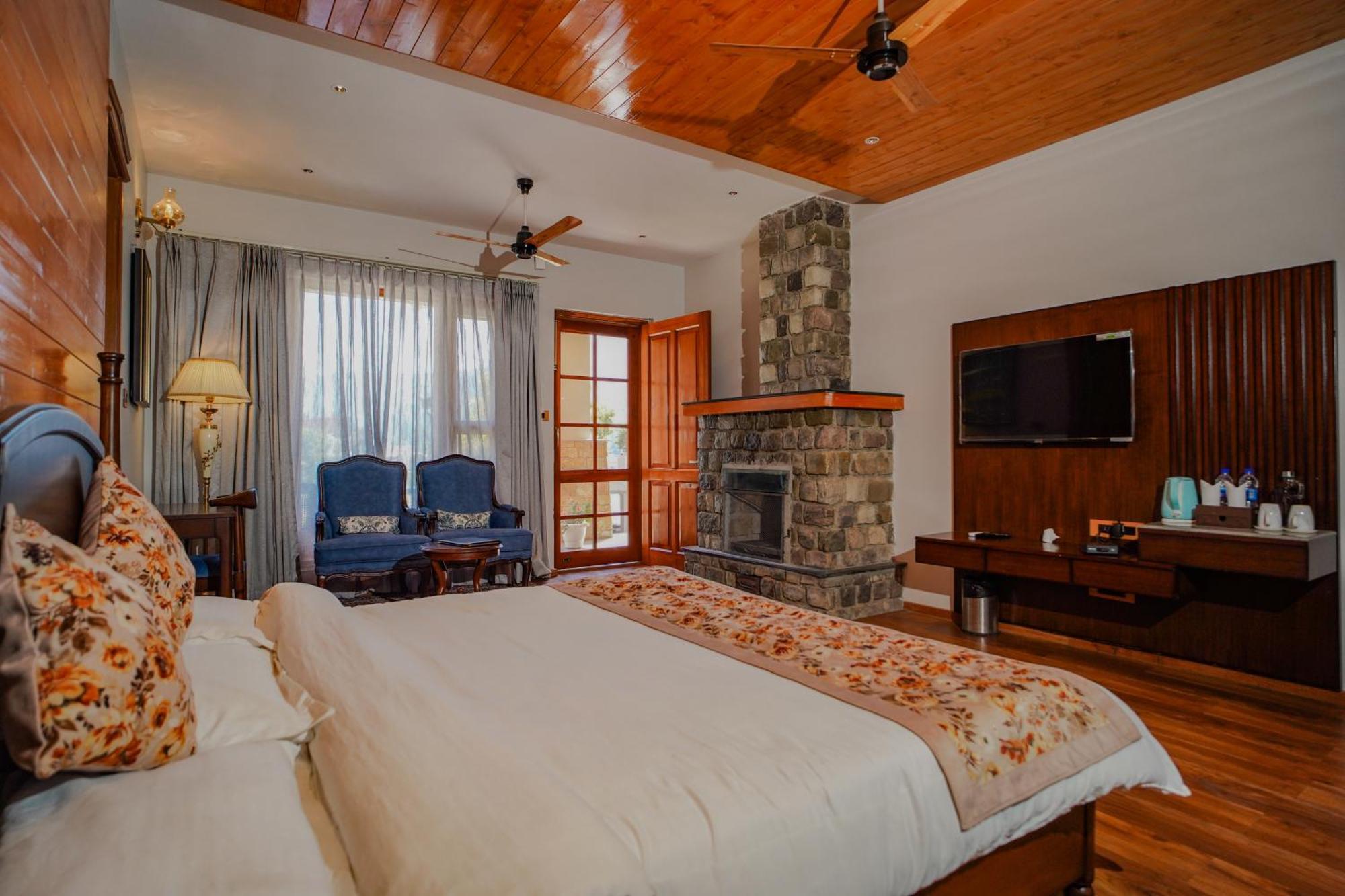 Neelesh Inn- A Luxury Lake View Hotel- 20 Kms From Nainital Bhīm Tāl المظهر الخارجي الصورة
