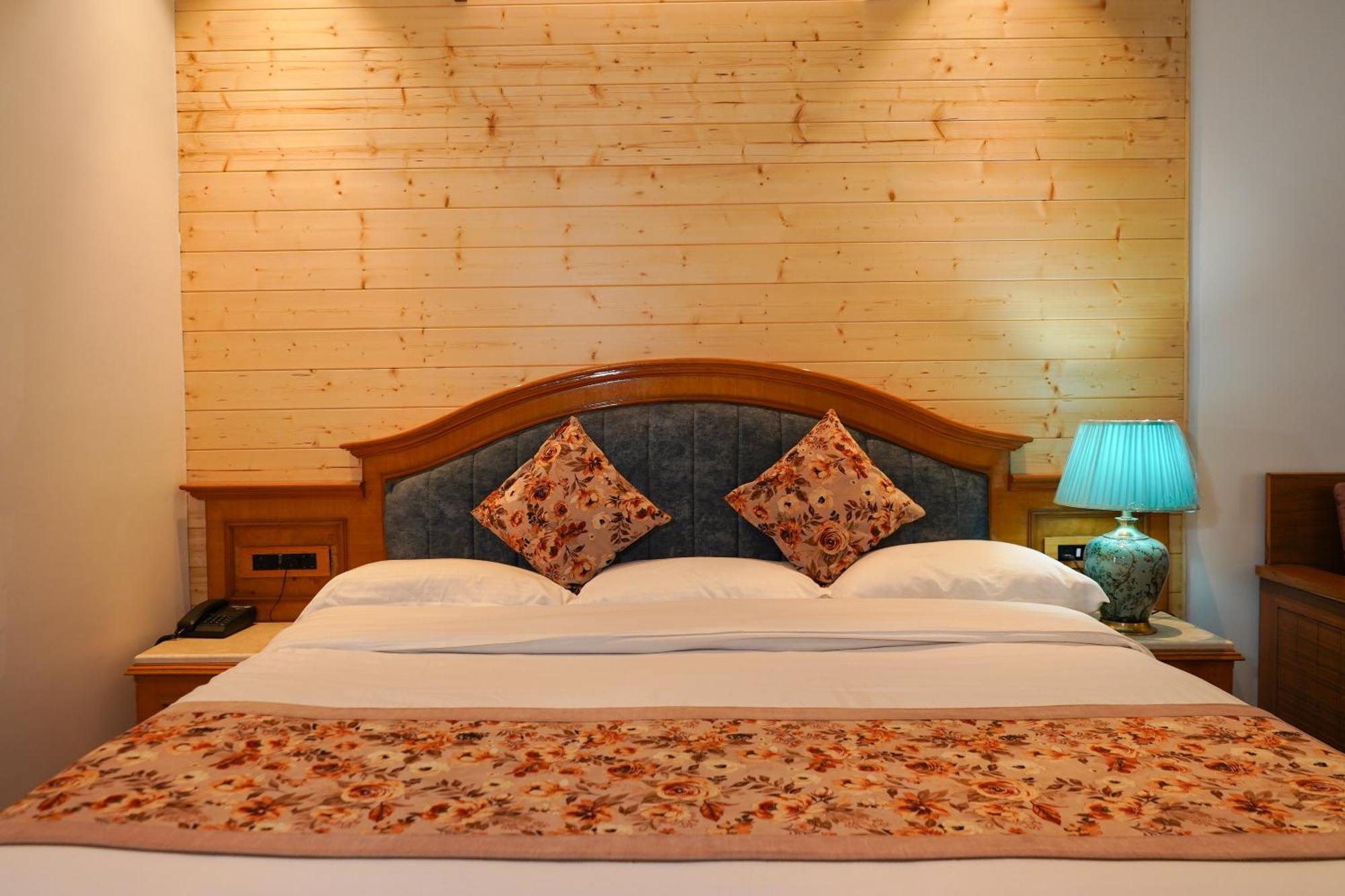Neelesh Inn- A Luxury Lake View Hotel- 20 Kms From Nainital Bhīm Tāl المظهر الخارجي الصورة