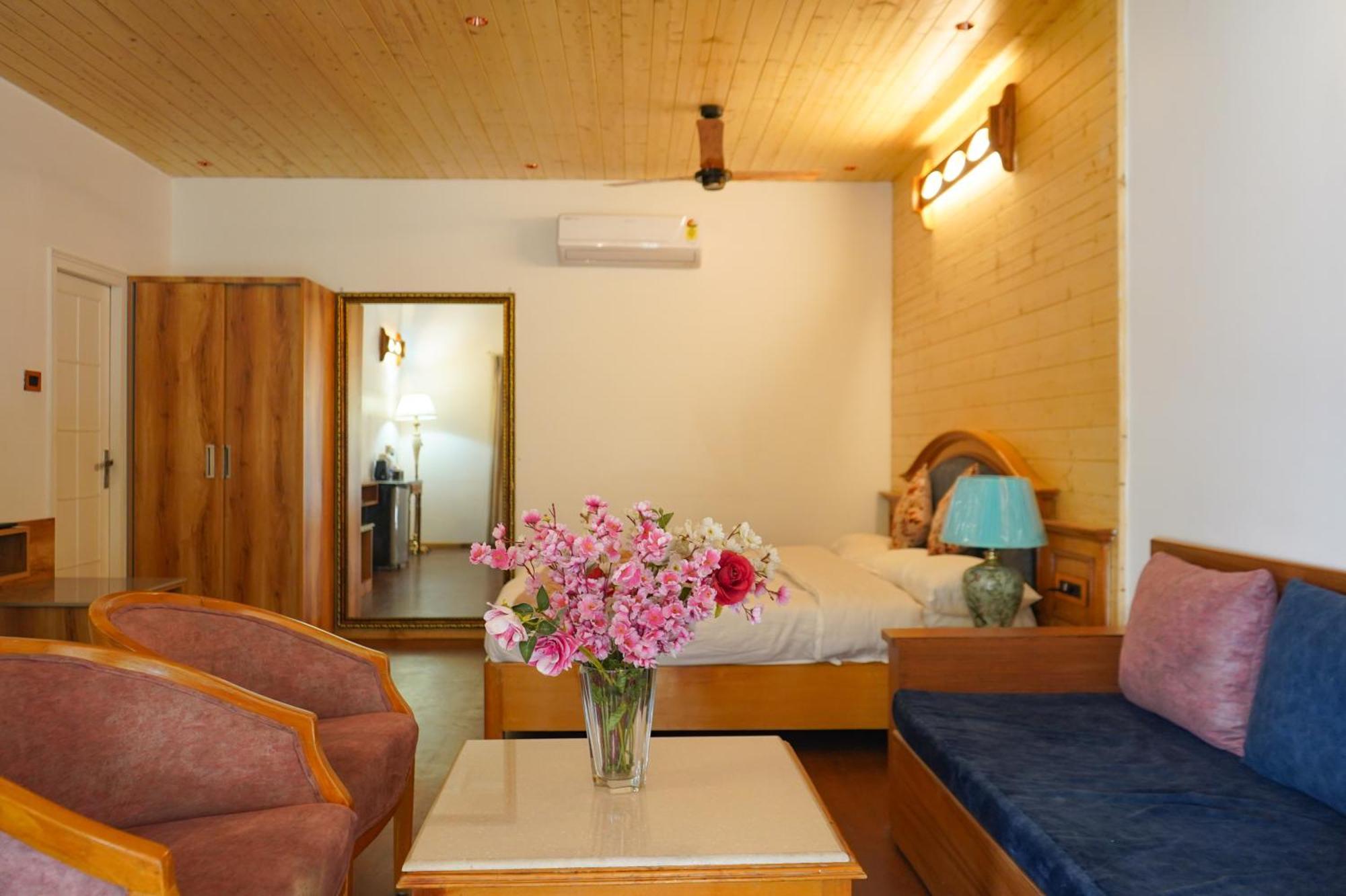 Neelesh Inn- A Luxury Lake View Hotel- 20 Kms From Nainital Bhīm Tāl المظهر الخارجي الصورة